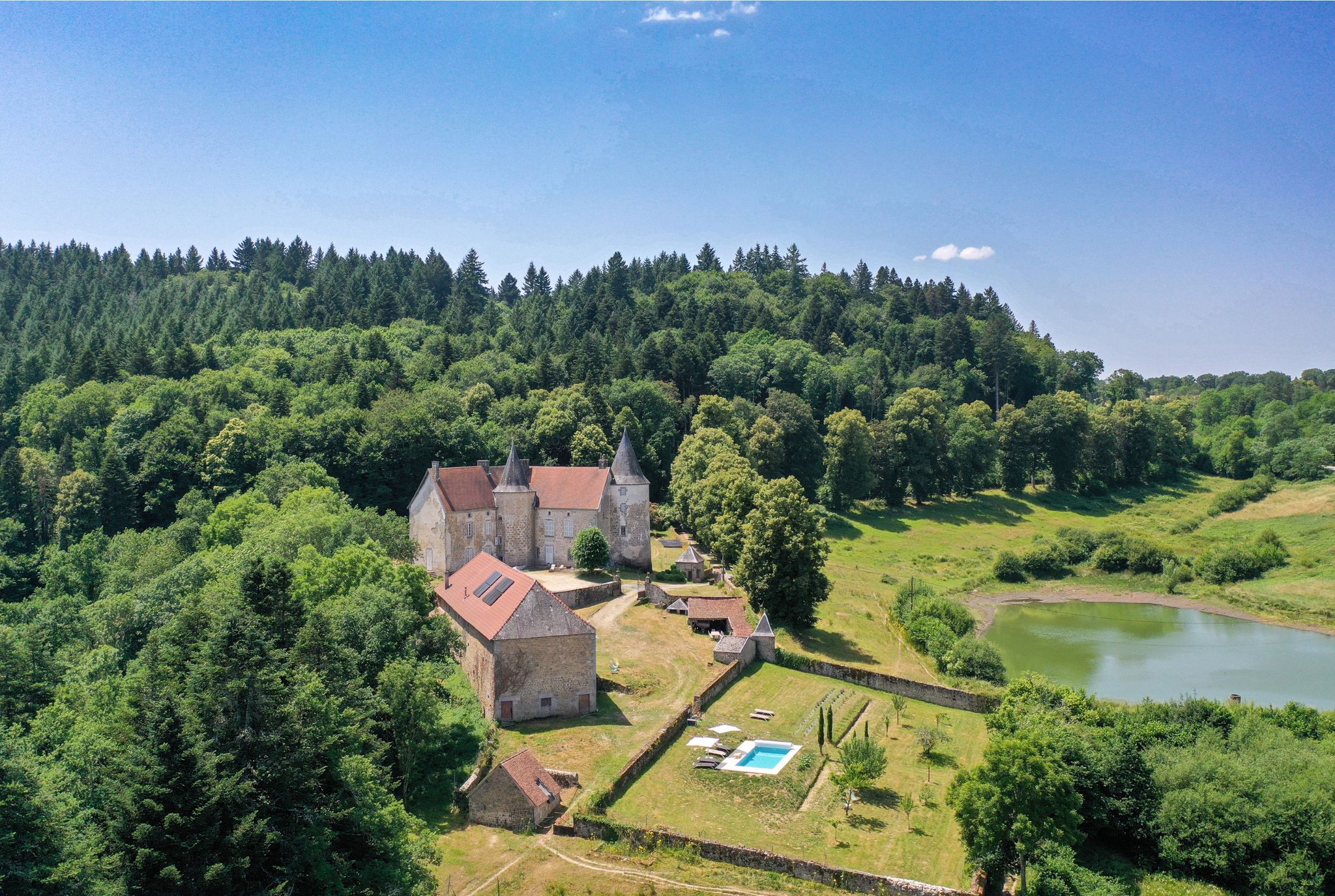 Détente autour de la piscine du domaine