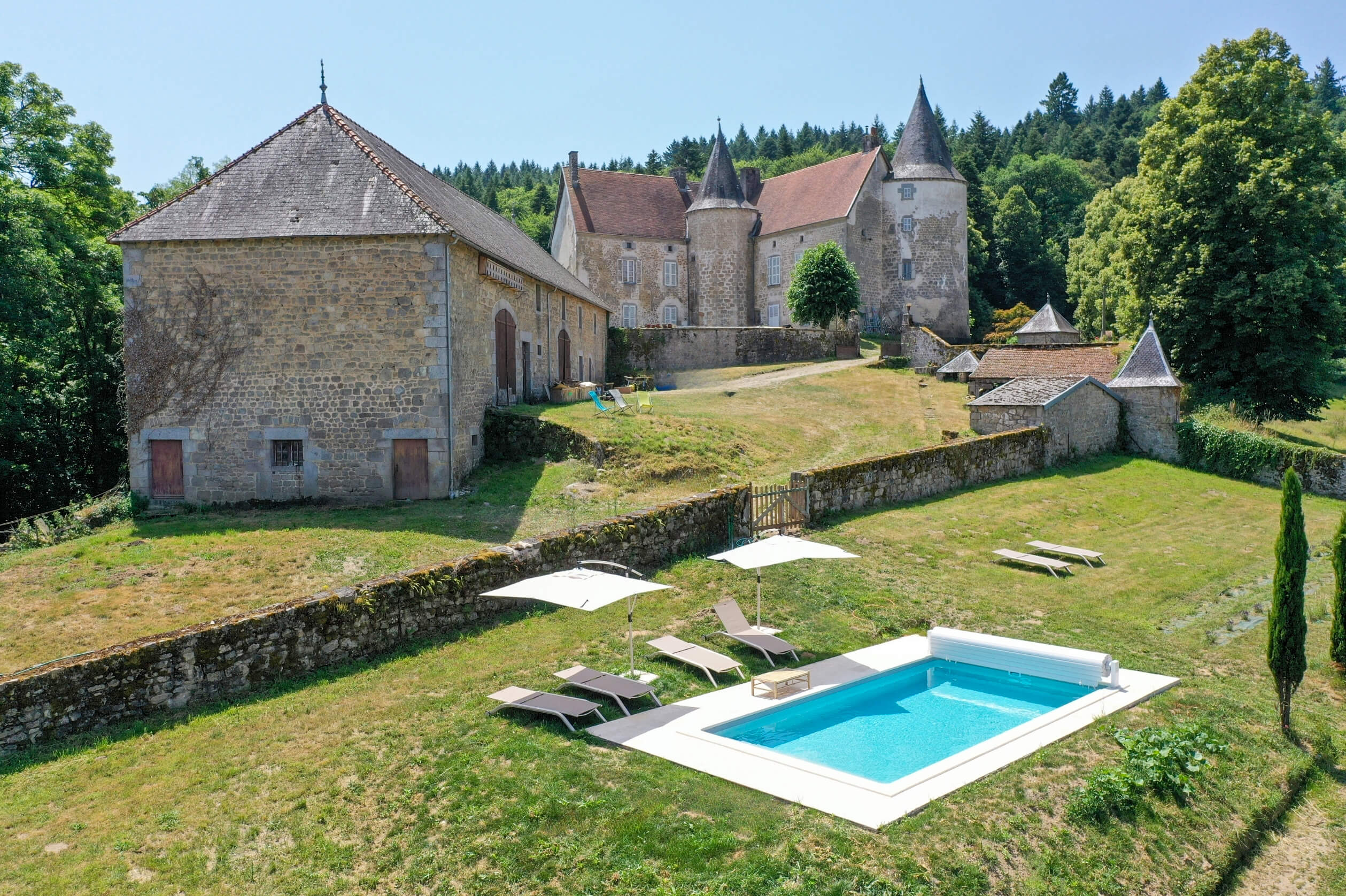 Les extérieurs du domaine de la Tardes